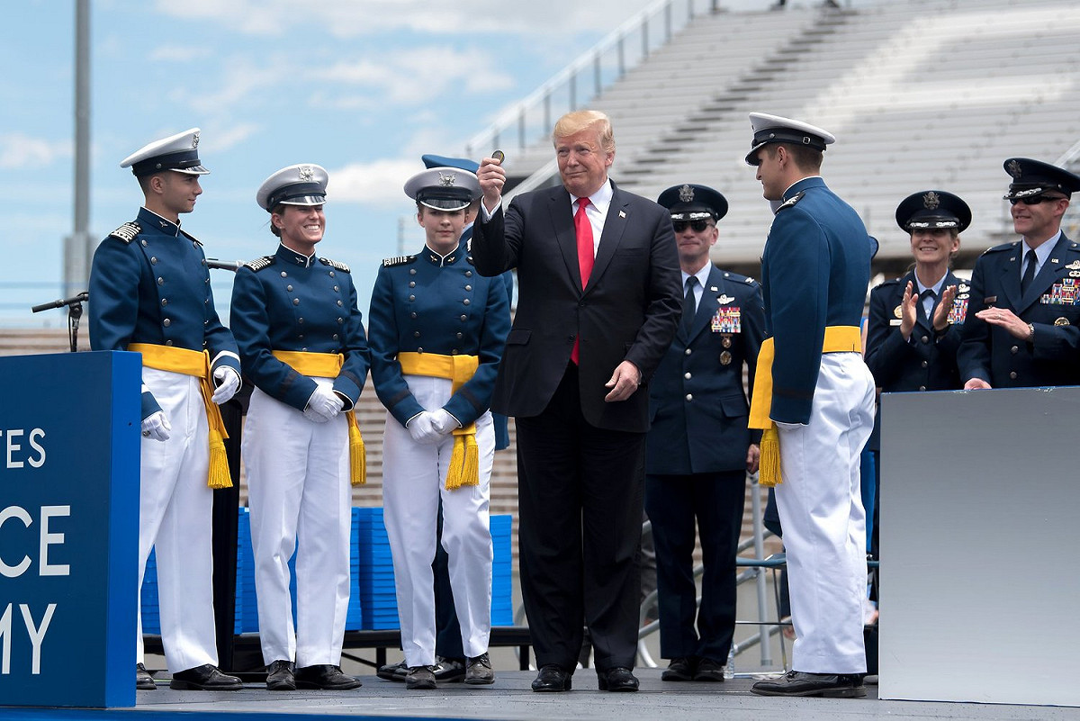美國空軍官校畢業典禮，川普出席授證。 圖/US Air Force Academy 臉書粉絲頁
