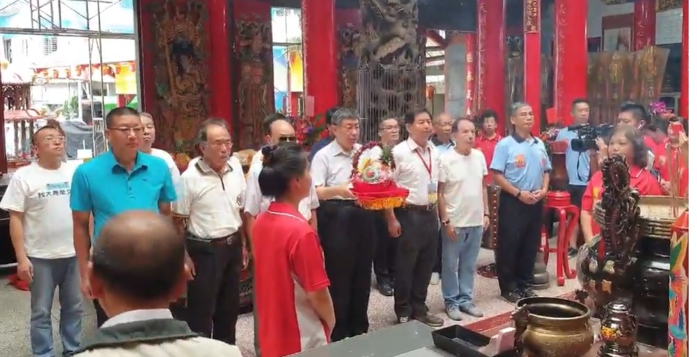 台北市長柯文哲今日前往宜蘭參訪，一早便到礁溪協天廟參拜。 圖：翻攝自臉書