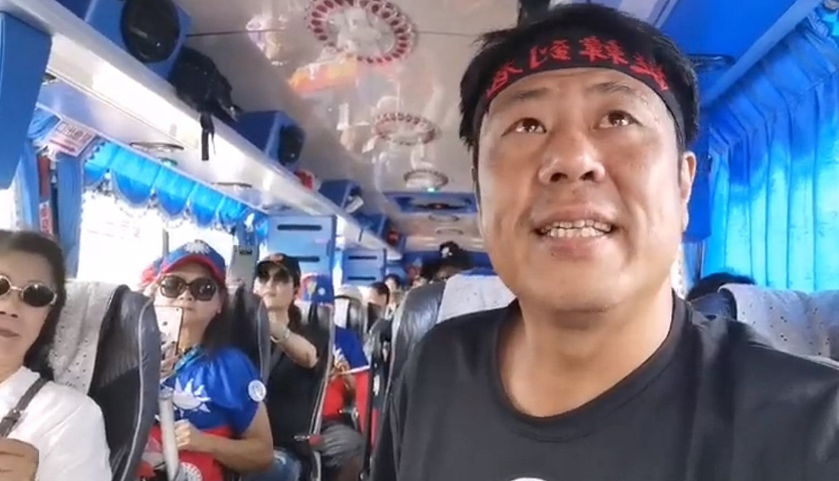 為了今日的造勢大會，杏仁哥（右）一早率領韓粉搭遊覽車北上。 圖：翻攝自杏仁哥臉書