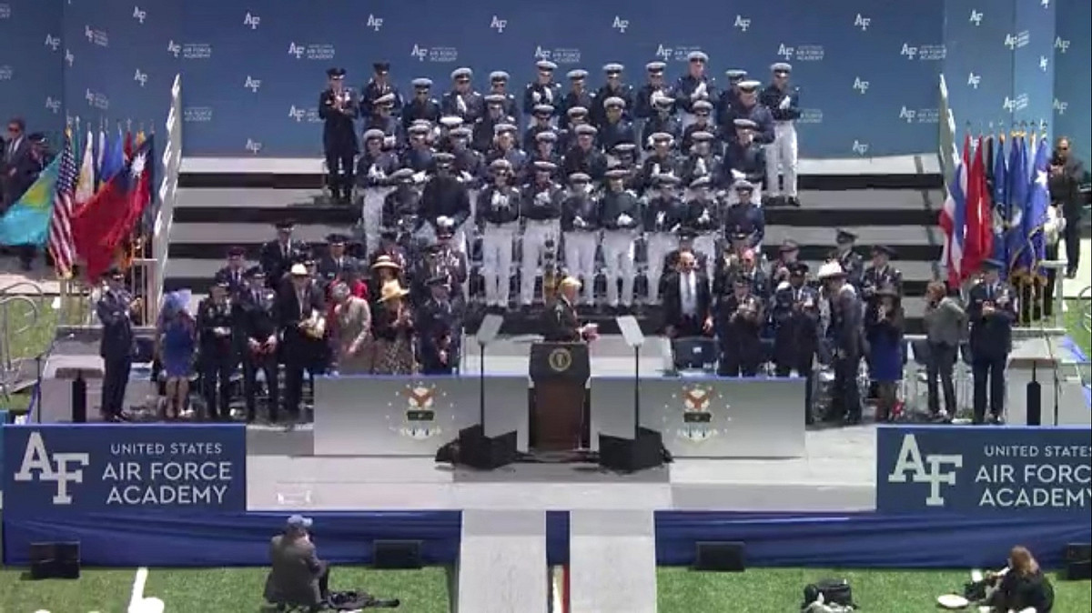 川普致詞，台灣國旗飄揚舞台。 圖/US Air Force Academy 臉書粉絲頁