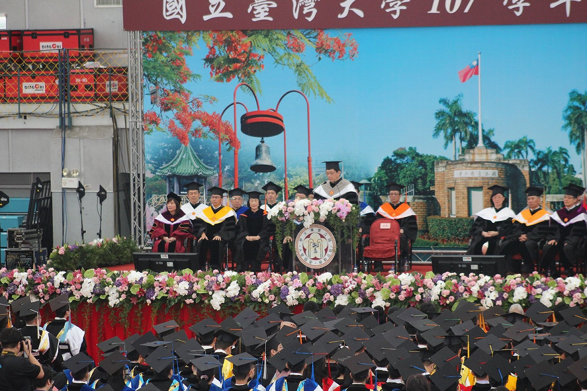 台大校長管中閔今日主持畢業典禮時，送給畢業生八個字，「敢於挑戰，勇於改變」。 圖：翻攝自台灣大學臉書粉絲團