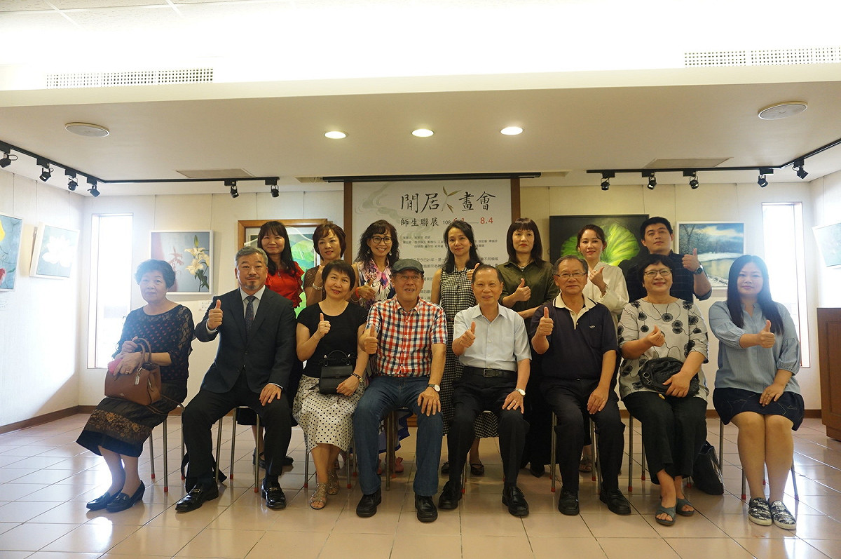 閒居畫會師生聯展開幕，萬和宮董事長蕭清杰與師生合影。 萬和宮/提供