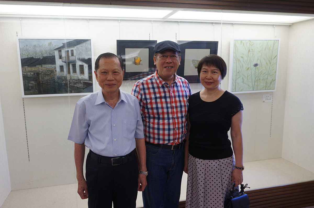 萬和宮董事長蕭蕭清杰與閒居畫會長施振宗伉儷，在大師作品前合照。 萬和宮/提供