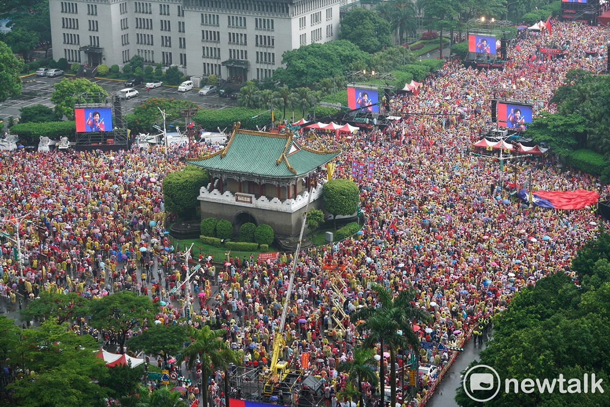 無視天氣不穩定，現場人數持續增進中，不只凱道擠滿人潮，也包圍了景福門。 圖：張良一 ／攝