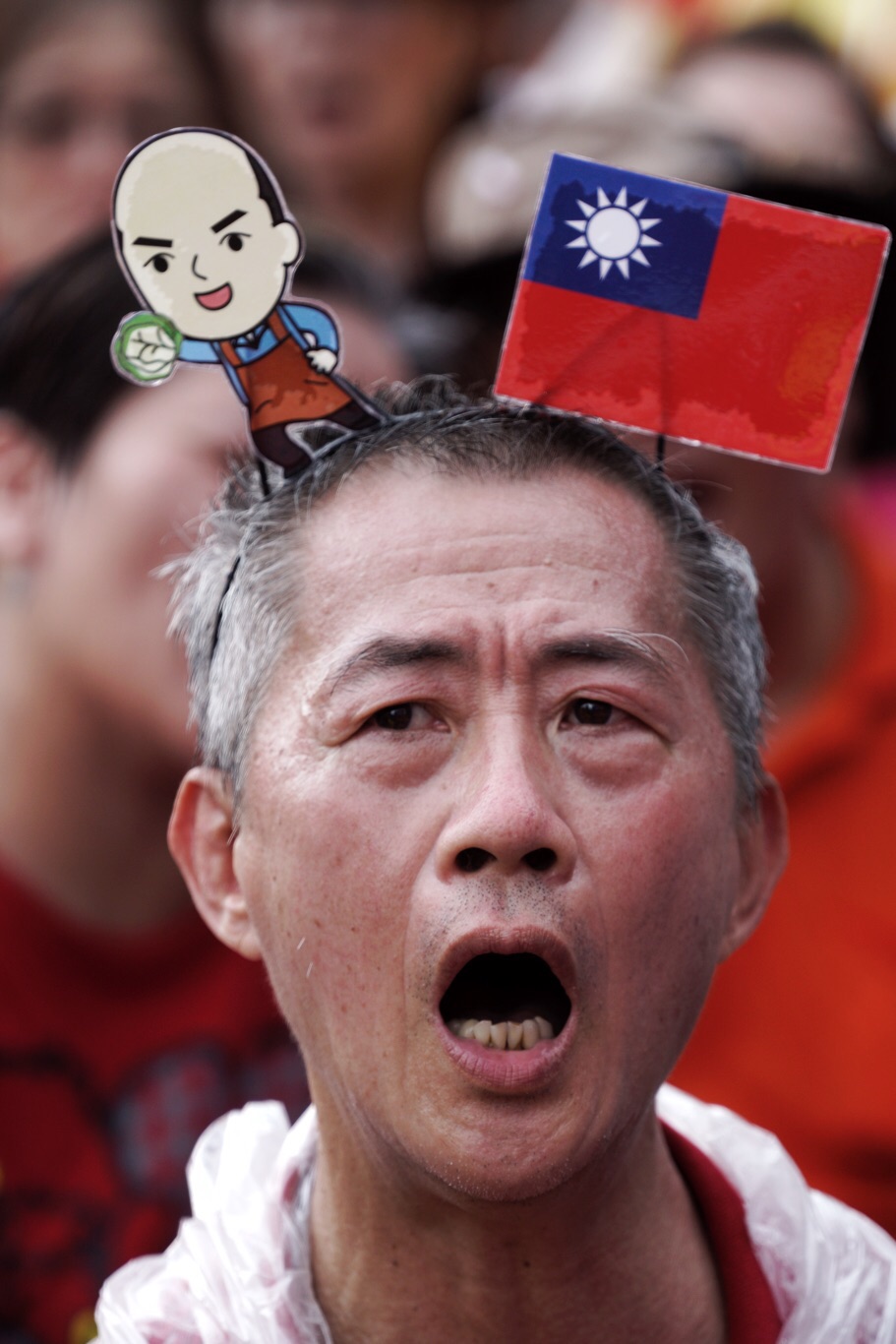 許多韓粉都有自製的韓國瑜小物，不論是Q版肖像或是韓國瑜的口號都成為他們裝飾的元素。 圖：張良一 / 攝