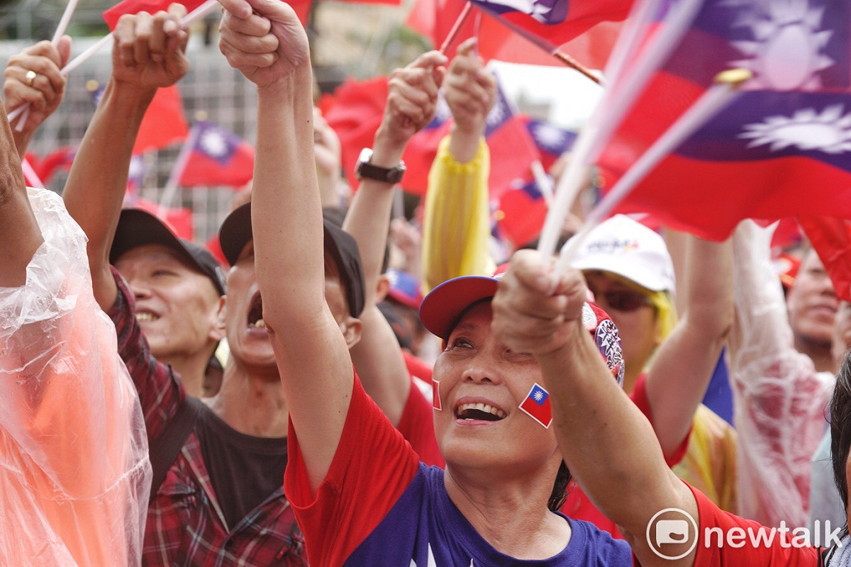 民眾揮舞中華民國旗力挺韓國瑜。 圖：張良一 / 攝