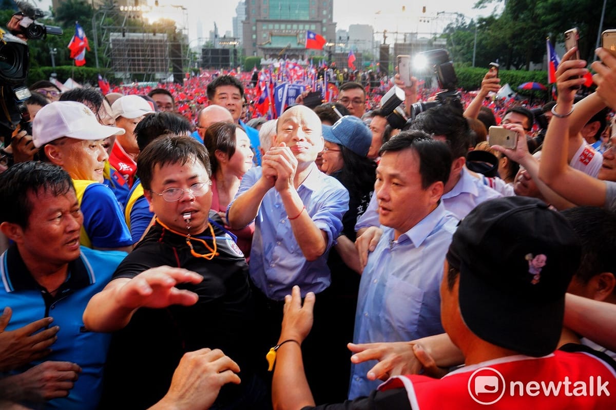 高雄市長韓國瑜今日赴凱道造勢，在民眾簇擁下登上舞台。 圖：張良一 / 攝
