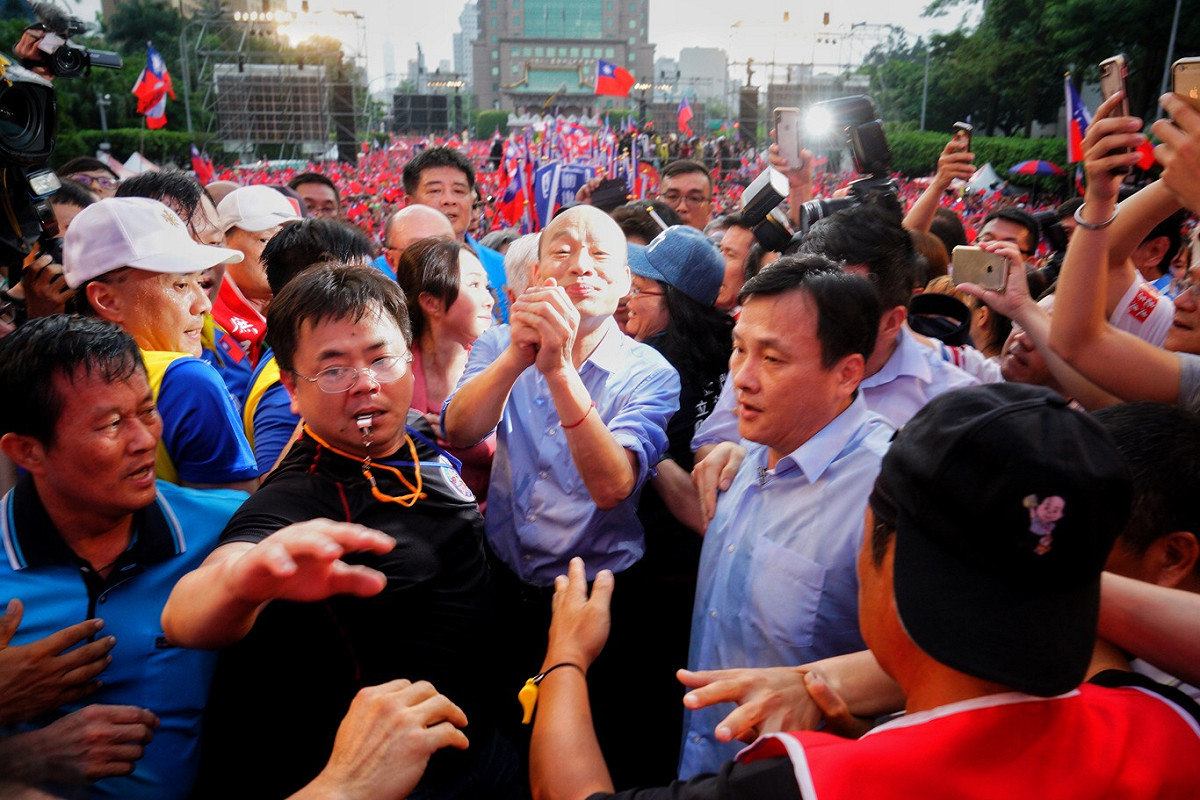 韓國瑜在熱情支持者的簇擁下上台致詞。 圖/張良一攝