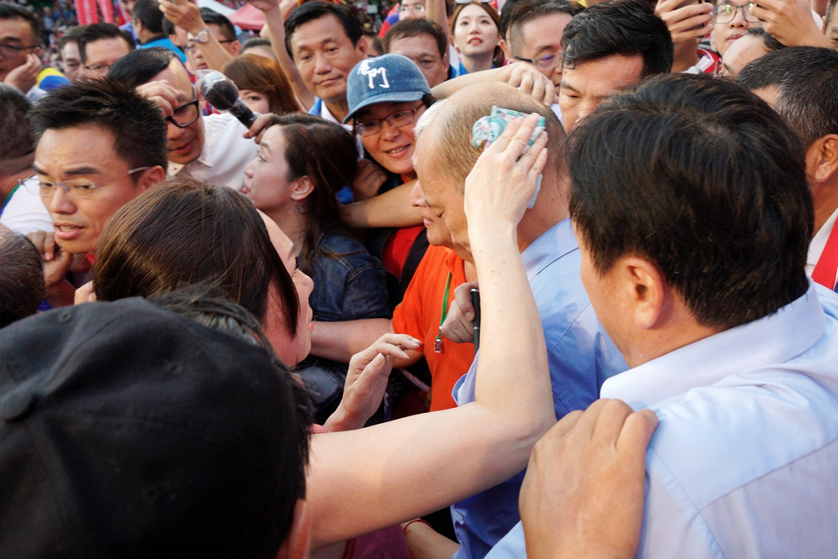 韓國瑜的妻子李佳芬似乎不售韓國瑜婚外情的影響，貼身伴他左右，還貼心幫他擦拭頭上的汗水。 圖/張良一攝