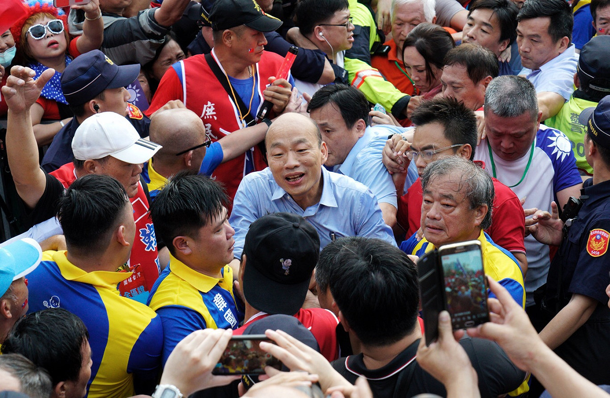 即使現場民眾眾多不免推擠，韓國瑜看來仍相當開心。 圖：張良一 / 攝