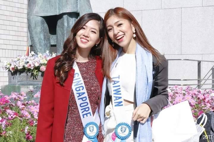 謝聆慈(右)披Taiwan彩帶與新加坡佳麗合影。 圖：翻攝謝聆慈臉書