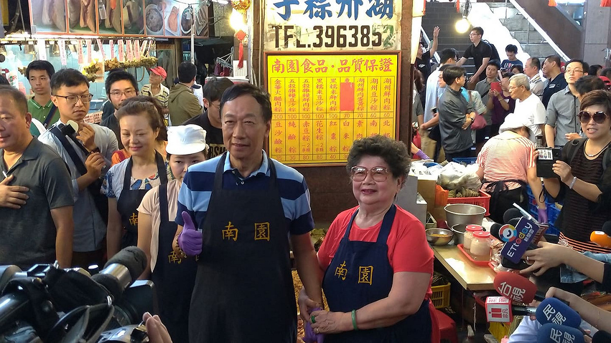郭台銘前往南門市場包粽。 圖:陳佩君/攝