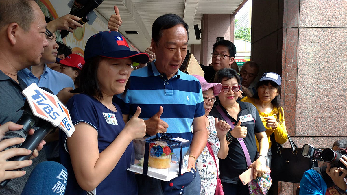 支持者送上蛋糕替郭台銘打氣。 圖:陳佩君/攝