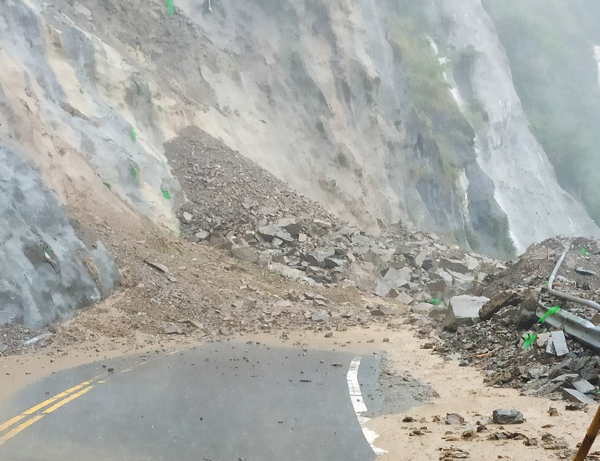 造成嘉義縣阿里山與雲林縣草嶺山區主要連接道路雙向交通中斷 圖：Ｎownews提供
