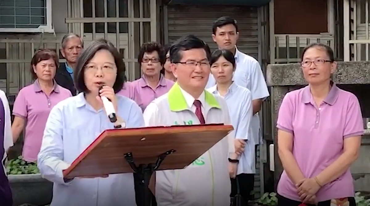 總統蔡英文今（2）日赴台中清水龍天宮及西社巷弄拜訪，當地民眾熱烈歡迎並高呼「挺小英，顧台灣」。 圖：翻攝自Youtube頻道
