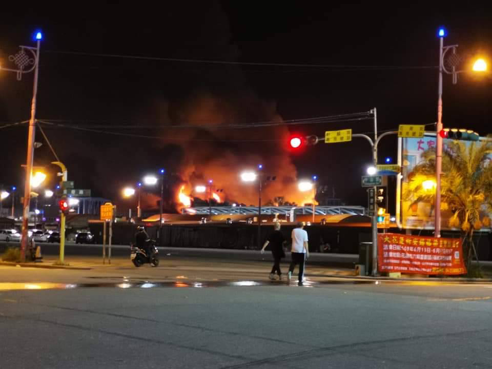 花蓮東大門夜市3日凌晨發生大火。 圖：翻攝PTT網頁