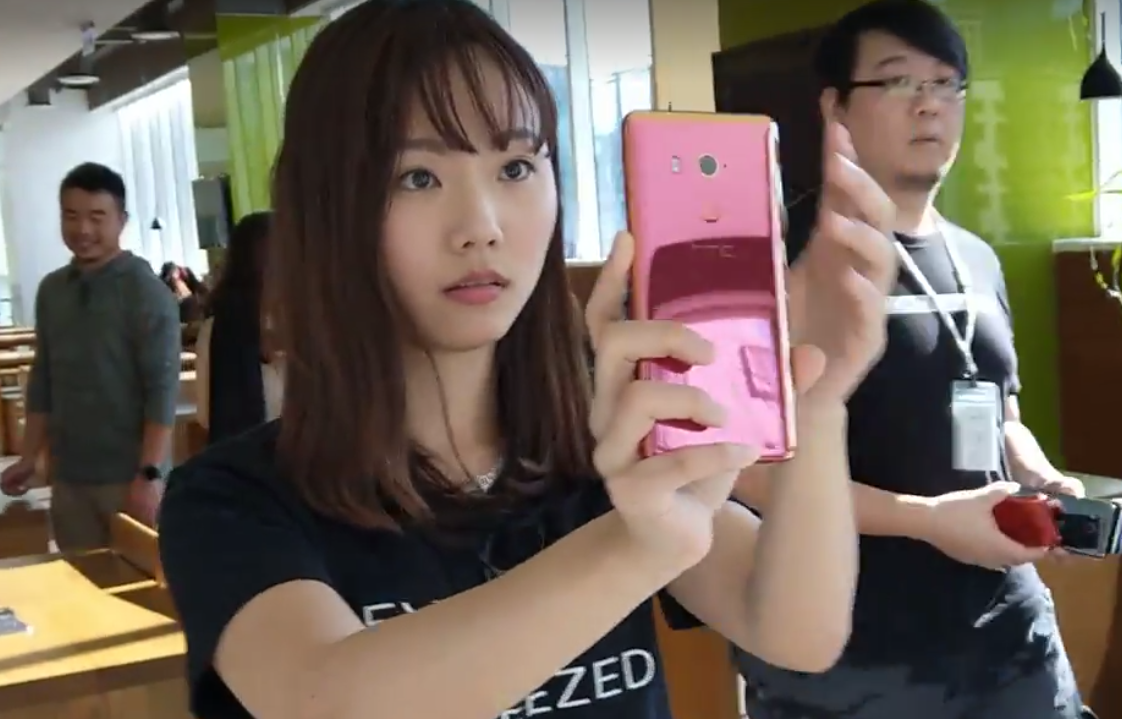 HTC U11傳出在更新Android 9.0後無法解鎖的問題。 圖：葉立斌／攝