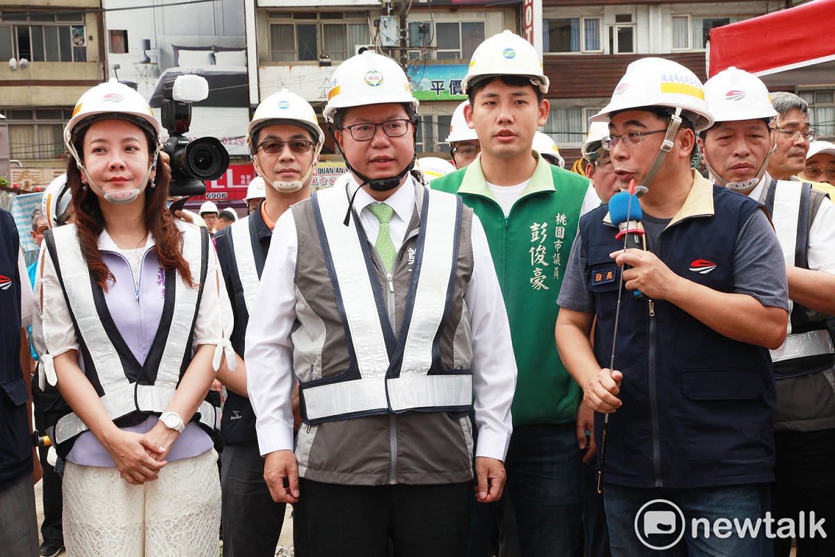 桃園市長鄭文燦上午到中壢後站視察火車站臨時站工程進度。 圖：林昀真/攝