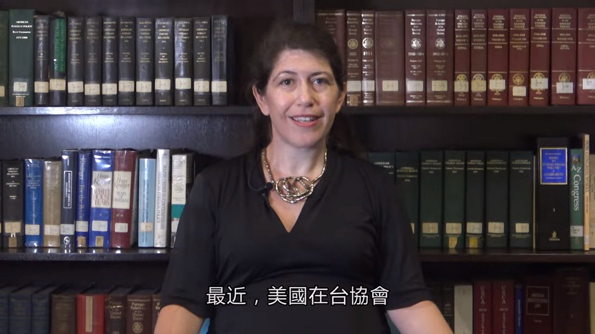 今天美國在臺協會（AIT）上傳了一則影片，「不是每個謠言或謊言都值得回應」，美國在臺協會發言人孟雨荷在影片中說了這句話，他表示，AIT會根據謠言的散播程度來衡量是否要做出回應，阻止假新聞的傳播。 圖：翻攝自美國在台協會臉書