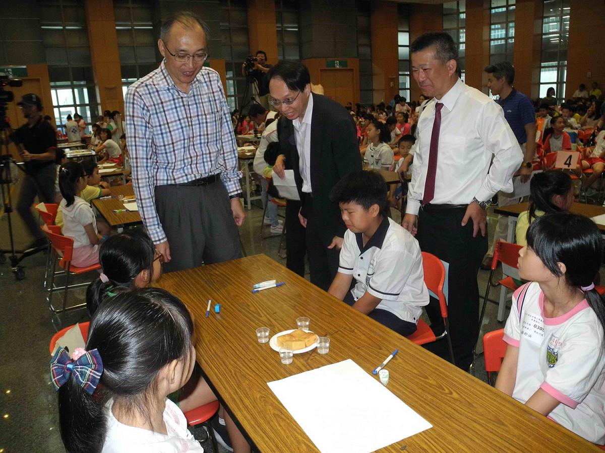 副市長謝政達(左)、衛生局副局長許朝程(中)與新北牙醫師公會理事長呂名峯，為參加潔牙比賽的小朋友打氣。 圖：王峻昌／攝