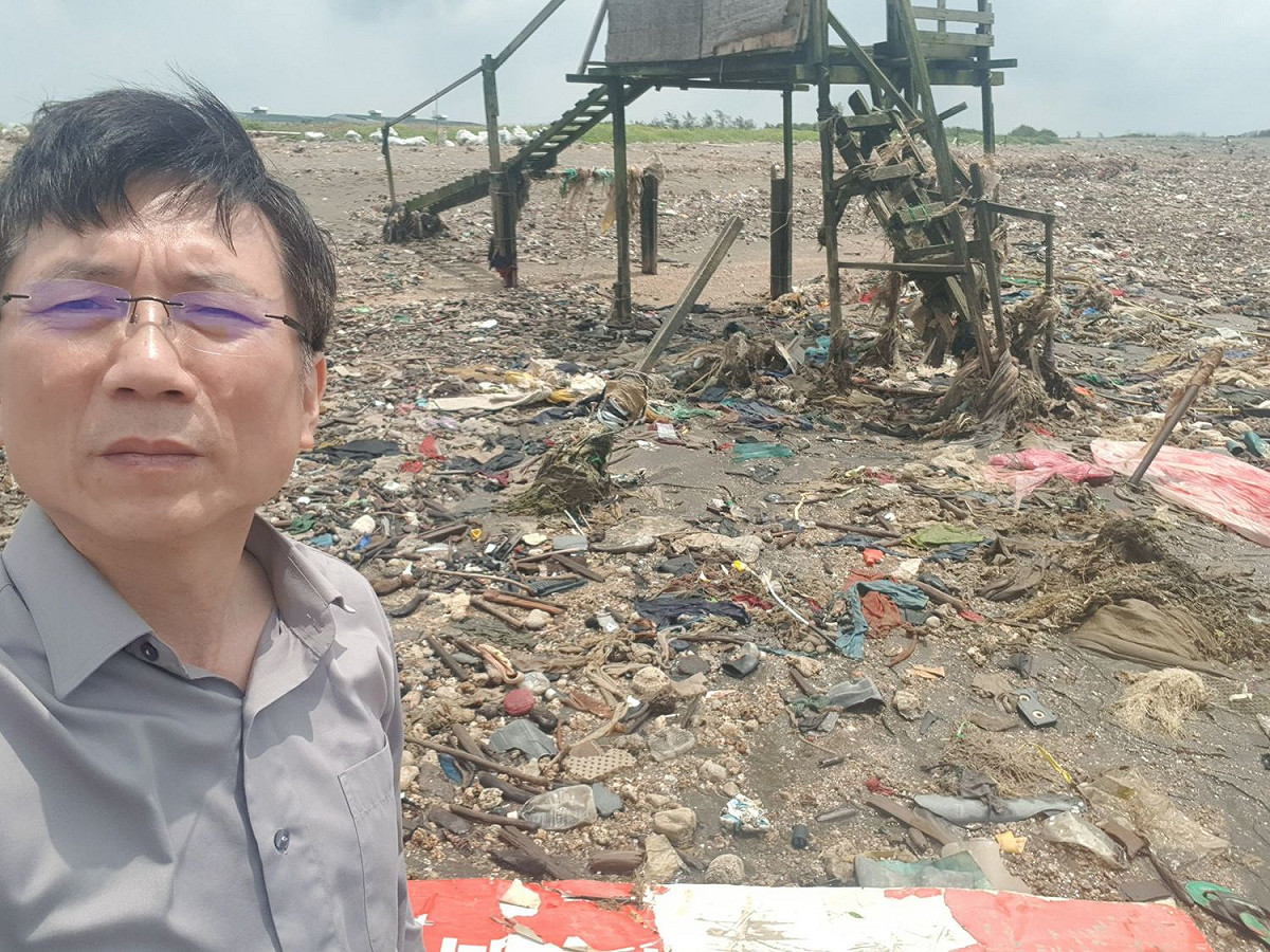 詹江村質疑新屋出口海的大片垃圾是20年前縣府推觀音大園黃金海岸，農田被挖走石頭後所回填的垃圾。  圖：翻攝詹江村臉書專頁