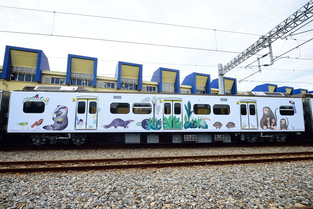 列車外有4種里山生態系的彩繪Q版圖案，非常吸睛。 圖：林務局/提供