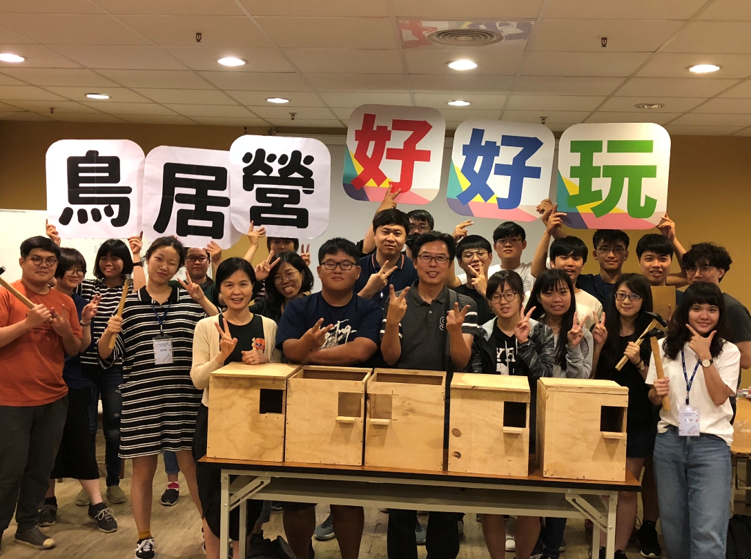 雲林科技大學數位媒體設計系助理教授張文山(前排右五)、通識教育中心助理教授藍春琪(前排右七)與領角鴞達人(前排右六)帶領同學參與貓頭鷹棲地補償。 圖/小墾丁渡假村提供