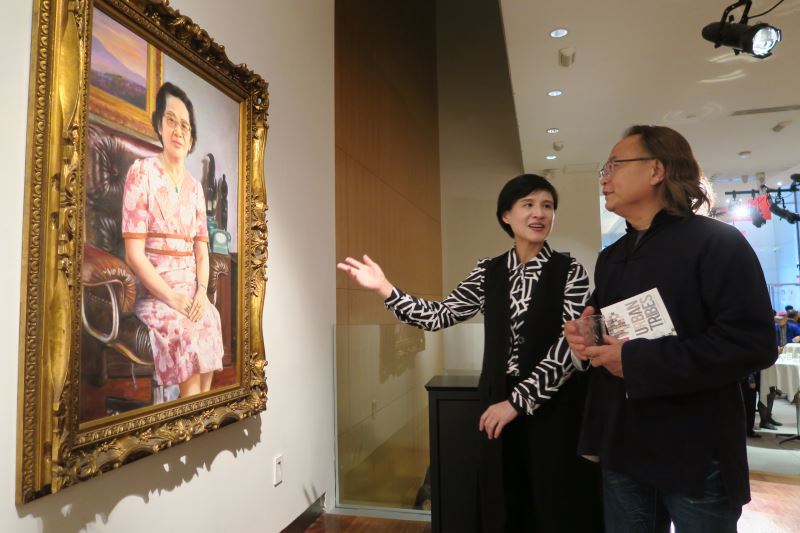 位於美國爾灣的順天美術館今起舉辦台灣重要畫作，讓600件台灣國寶作品踏上返鄉第一步。（圖為文化部長鄭麗君於美東巡迴展時參觀李梅樹畫作） 圖：文化部提供