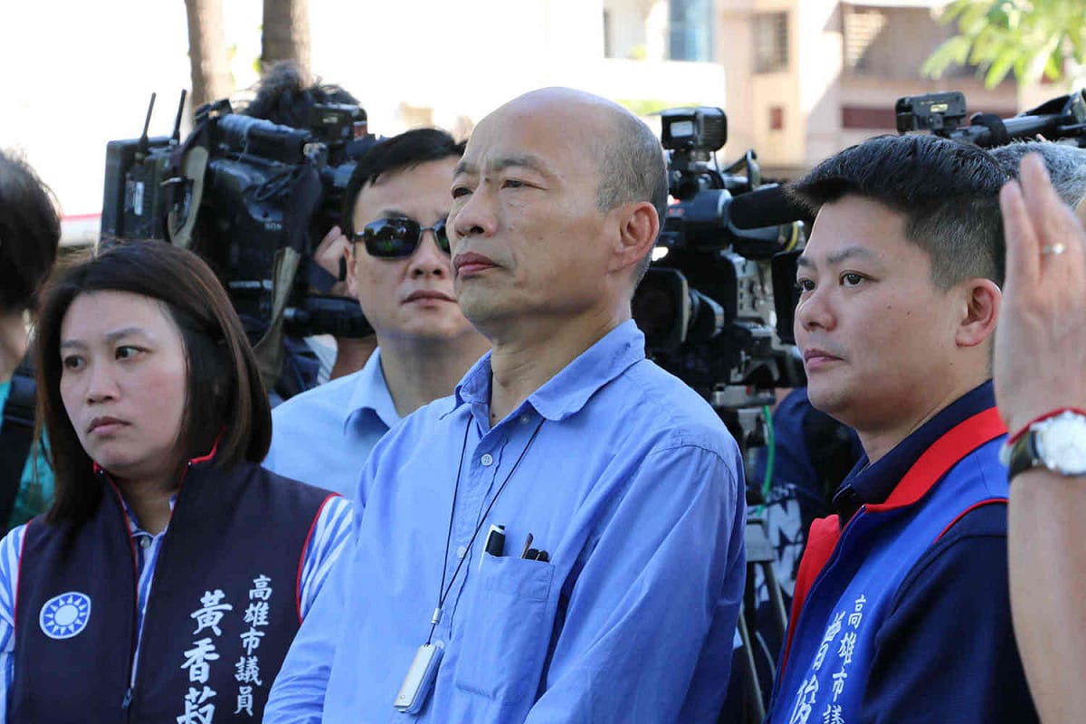 韓國瑜(中)聽取登革熱疫情簡報。 圖  :   高雄市政府／提供