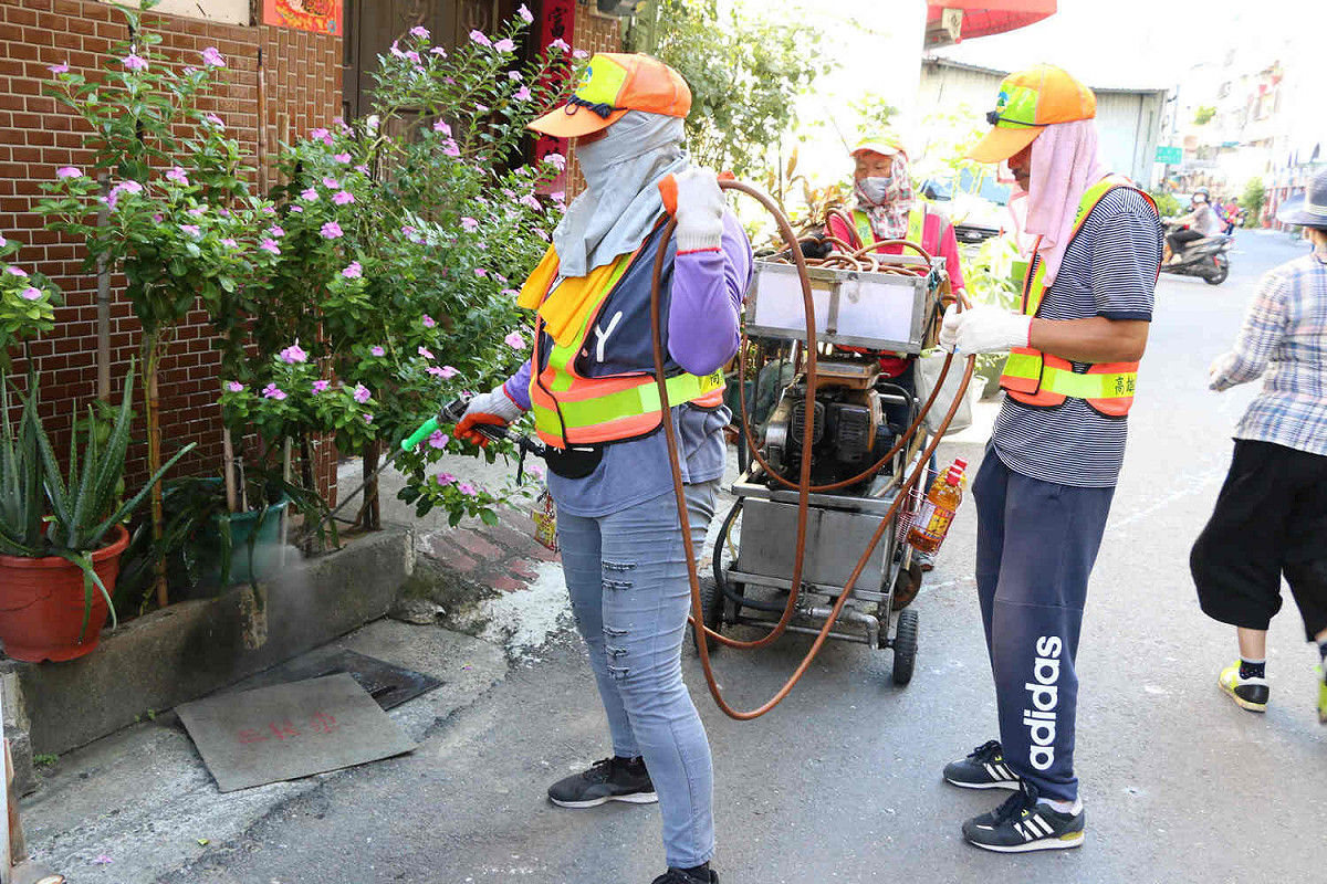 高市府防疫團隊緊急噴藥滅蚊。 圖  :   高雄市政府／提供