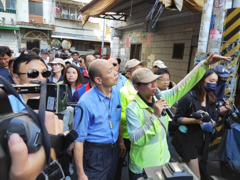 高雄市長韓國瑜3日下午視察三民區鼎強里登革熱防疫。 圖：高雄市衛生局提供