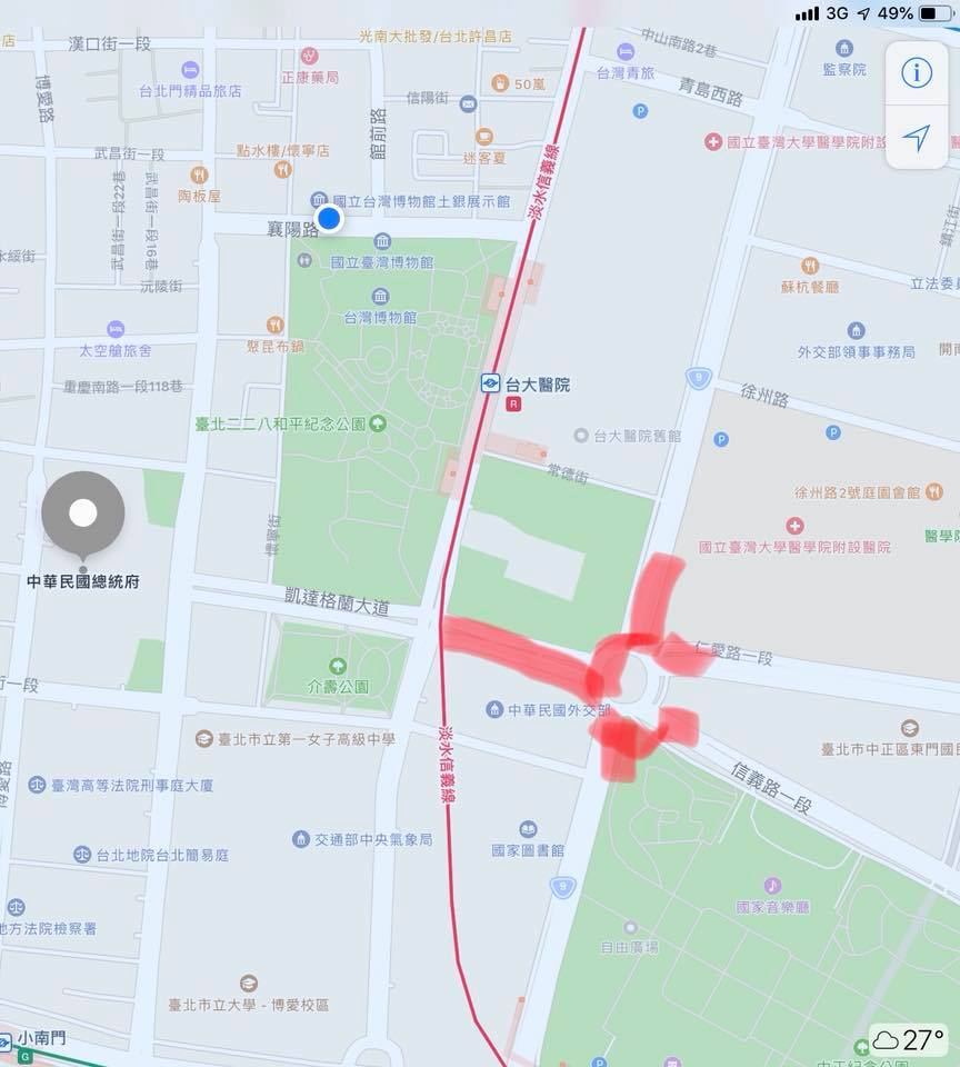 黃創夏1日在臉書貼出Google Map地圖，並用紅筆標示「誓師大會」人潮分布區域，說根據「真實物理世界」的小學生算術，每1平方公尺約可以站3個人(不打傘擺椅子)，人潮區域約有1萬5千到1萬8千平方公尺，不下雨，空手，站4萬、5萬或快到6萬人，合於基本數學計算。 圖：翻攝黃創夏臉書