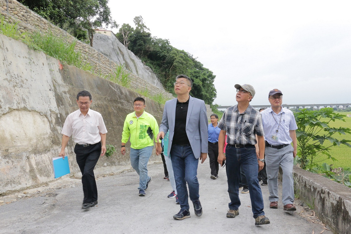 蔡其昌率相關單位人員到外埔鐵山里下鐵山段會勘。 蔡其昌辦公室/提供