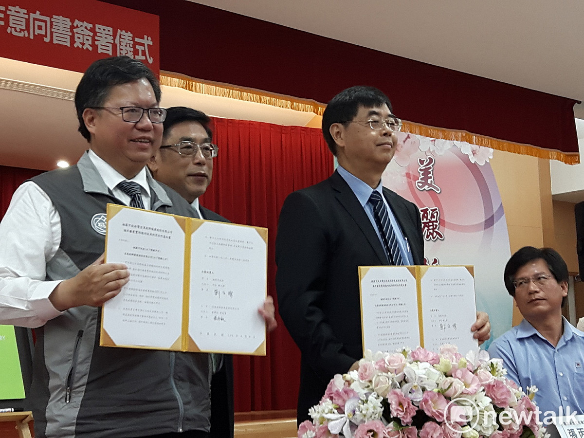 桃園市政府與從事寶特瓶回收30餘年的亞東創新公司合作，未來市府辦理淨灘清出的廢棄寶特瓶將統一回收，再生製成環保衣物。 圖：林昀真/攝