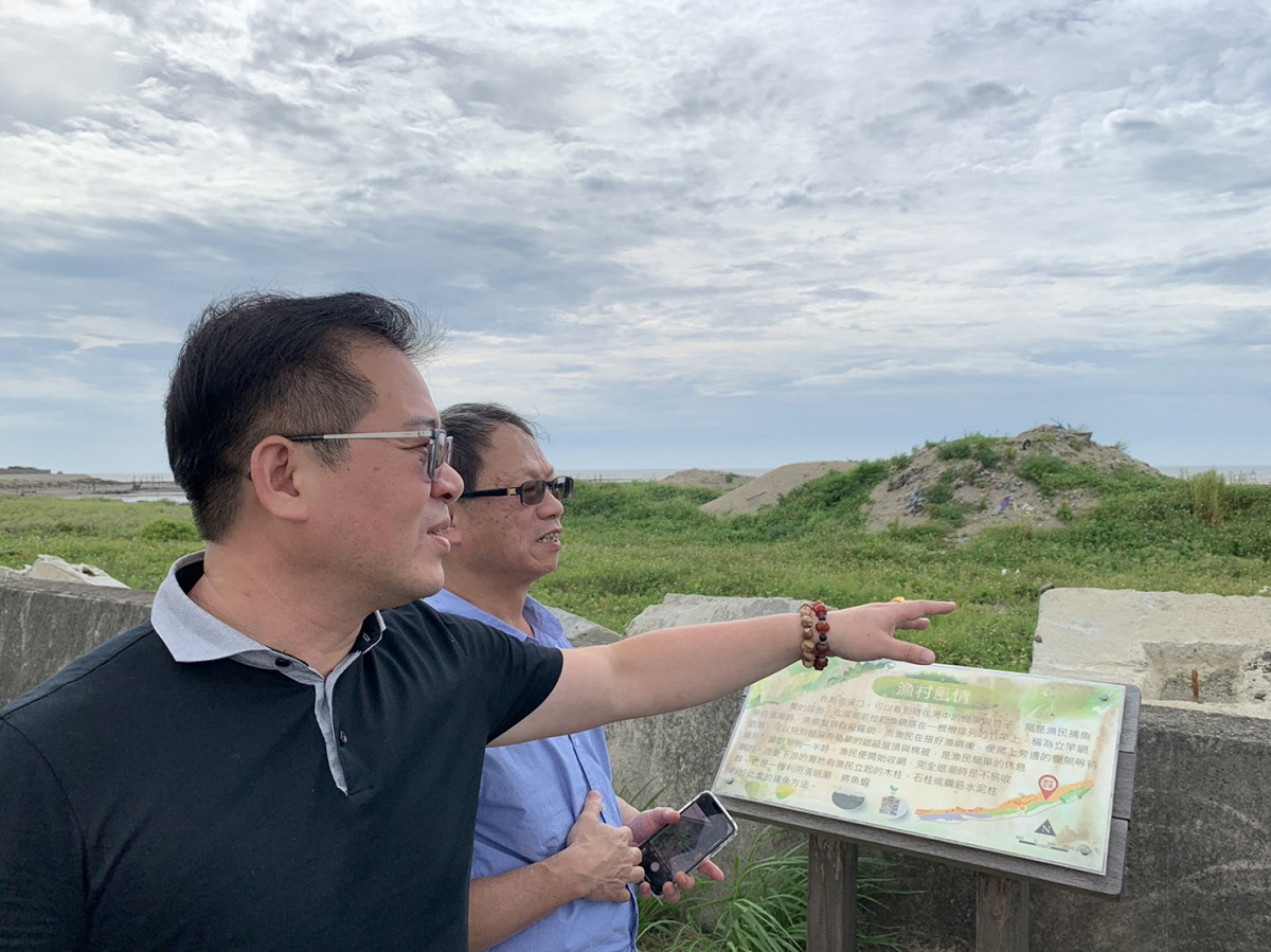 環保署督察總隊長李健育由市府環保局長呂理德陪同，前往新街溪出海口了解垃圾散布情形，討論後續處理方式。 圖：桃園市政府環保局／提供