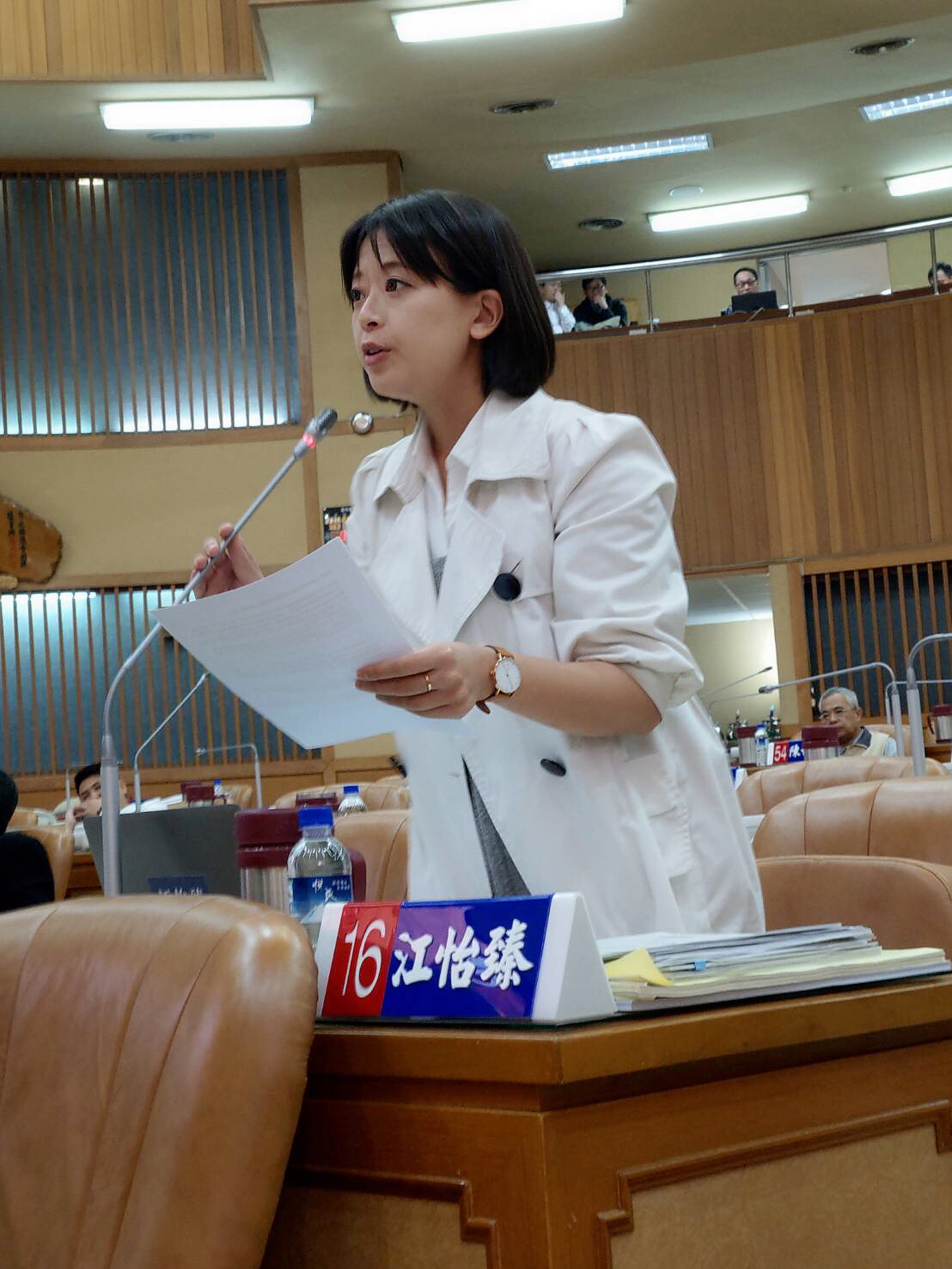 新北市議員江怡臻質詢要求市府提供弱勢小爸媽免費托幼，獲市長侯友宜應允。 圖：江怡臻提供