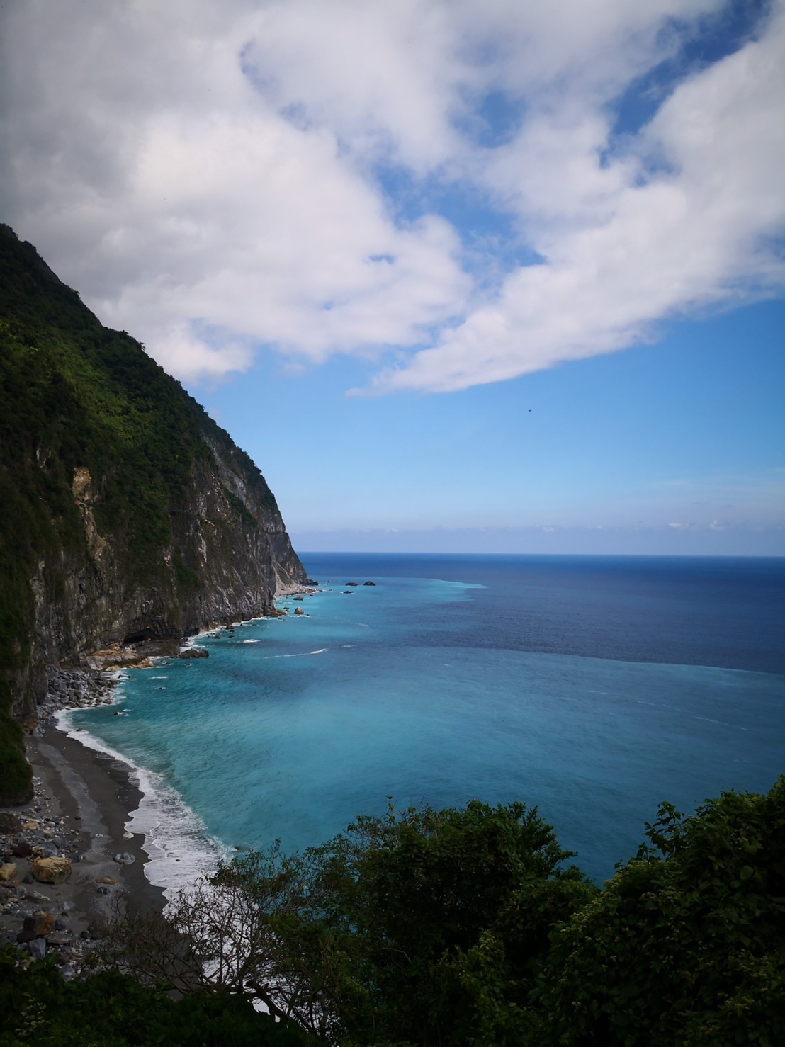 遊客可從海上眺望清水斷崖 體驗新型態遊程。 圖：交通部航港局／提供