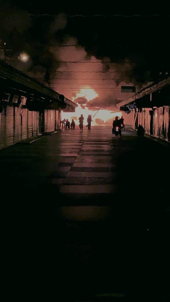 花蓮東大門夜市火警案，花蓮縣消防局及花蓮警分局各自說明調查進度，結論一致認為「排除人為縱火」。 圖：翻攝鋼鐵俠徐正文臉書（資料照片）