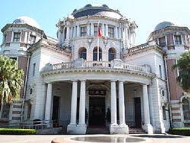 關於臺中地檢署檢察官陳隆翔偵辦曲棍球協會侵占公款案嚴重違反辦案程序，遭監察院彈劾成功。調查報告今日出爐後，監察委員方萬富、江明蒼、仉桂美卻有不同聲音出現，認為放大偵辦違失，對陳隆翔來說太過嚴格。 圖 : 翻攝自維基百科