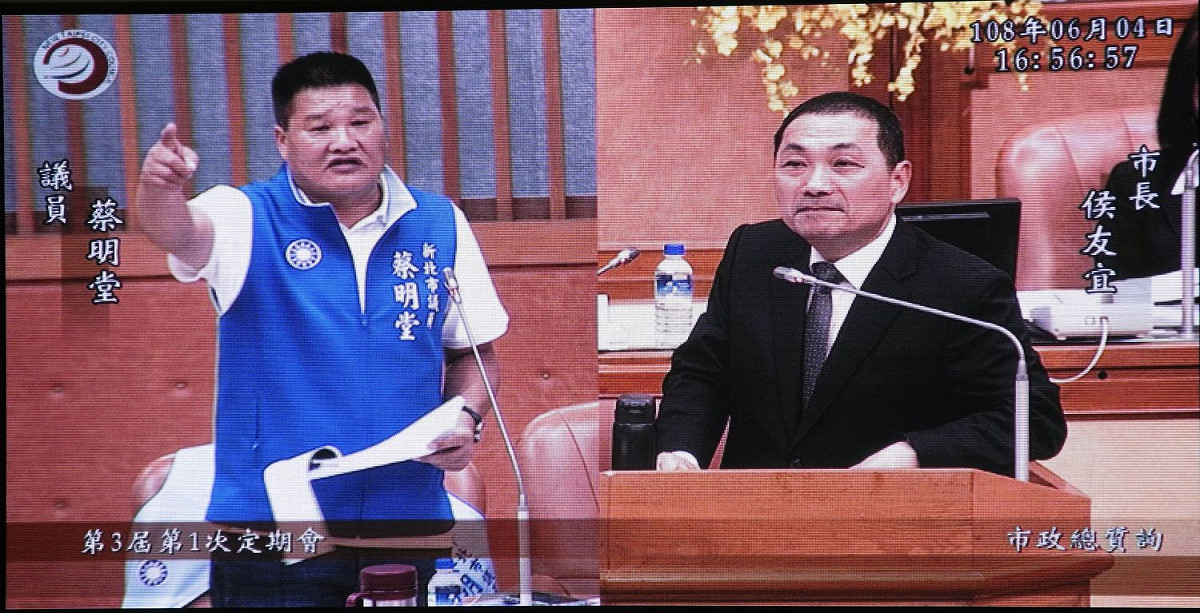 新北市議員蔡明堂在市政總質詢時，為高雄市副市長李四川抱屈；市長侯友宜也認同說「他委屈了」。  圖：王峻昌/攝