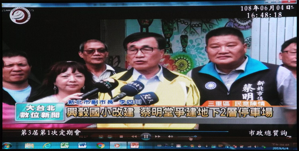 蔡明堂播放去年10月與李四川會勘興榖國小的新聞影片。  圖：王峻昌/攝