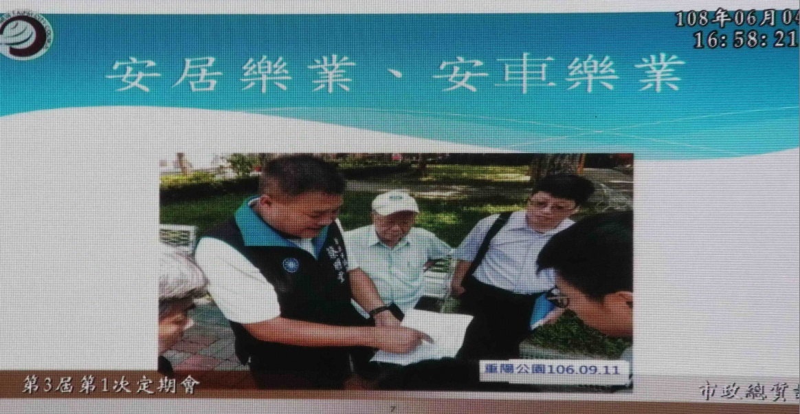 蔡明堂播放106年11月會勘重陽公園等三座公園，爭取興建地下停車場的剪報資料，與余天別苗頭。 圖：王峻昌/攝