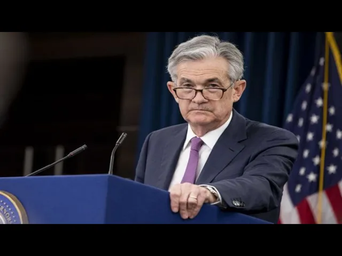 美國聯邦準備理事會主席鮑爾表示將針對貿易戰造成的風險「採取適當行動」，暗示可能降息後，華爾街股市今天收高，3大指數都締造5個月來最大單日漲幅，道瓊指數大漲逾500點。 圖：翻攝自Youtube