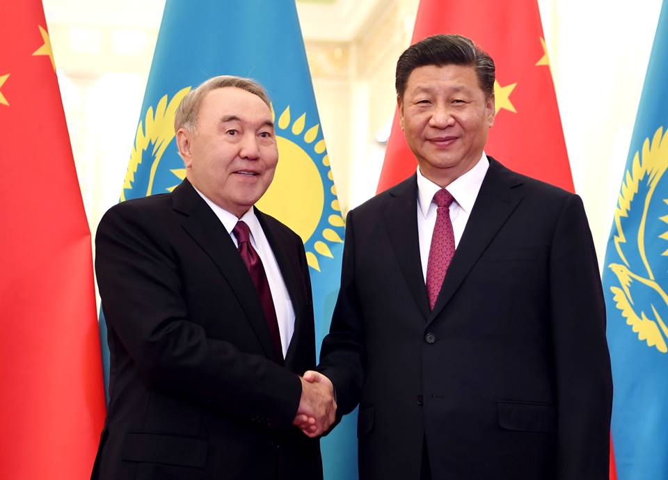 哈薩克與中國關係良好，是一帶一路參與國之一，圖為前總統努爾蘇丹·納扎爾巴耶夫（左）與中國領導人習近平合影。 圖：翻攝自哈薩克政府臉書