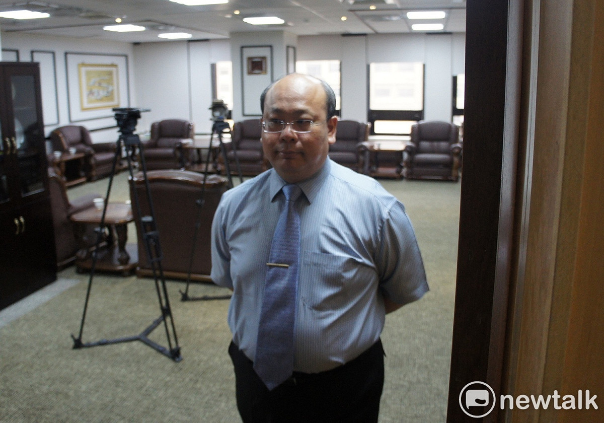 中選會副主委陳朝建負責迎接，但國民黨團並不領情。 圖：黃建豪/攝