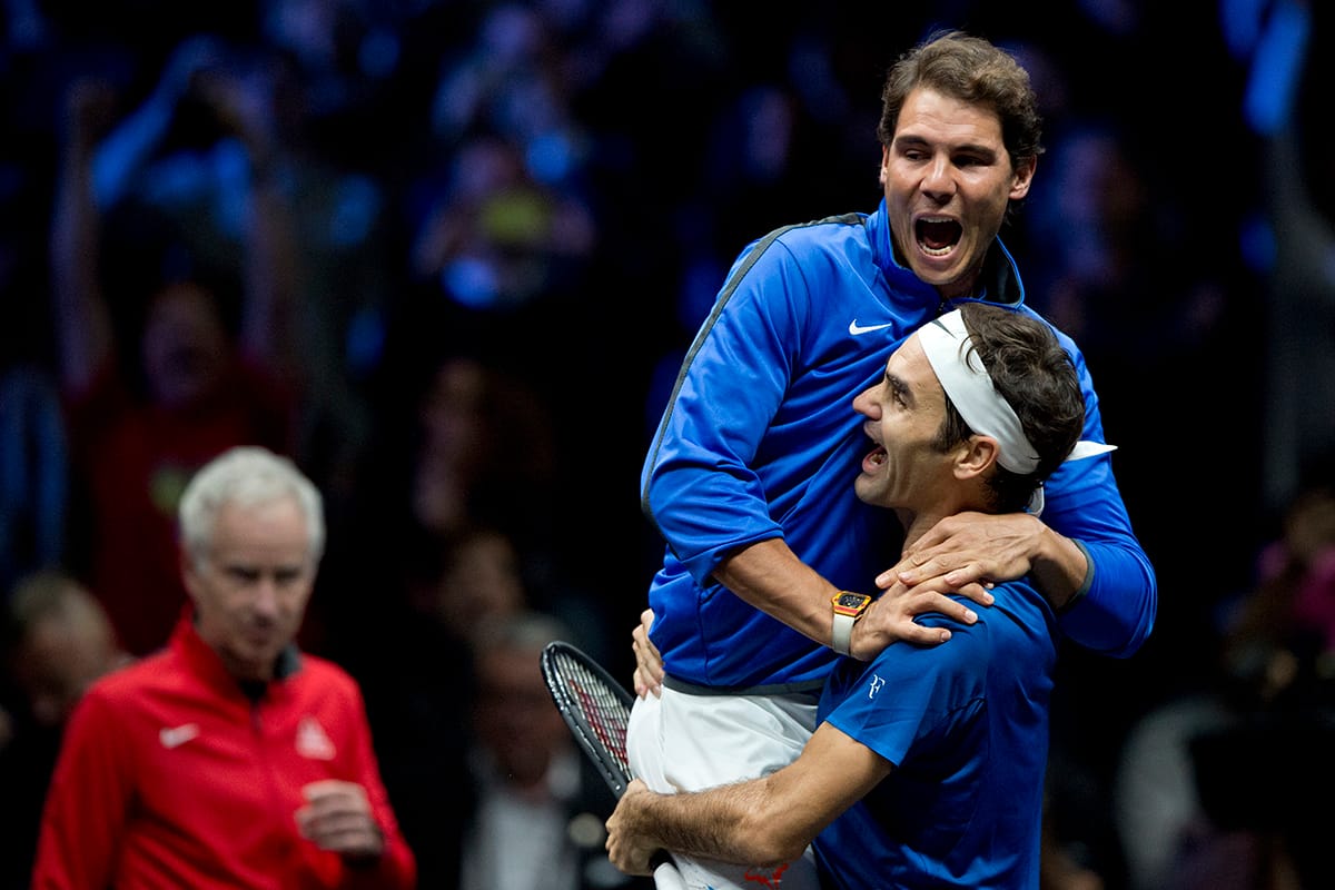 Roger Federer和Rafael Nadal相擁。 圖／美聯社／達志影像