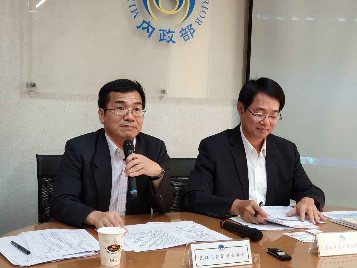 內政部舉辦例行記者會，民政司副司長鄭英弘說明「不必跑法院! 去年調解成立率達8成 創新高」（左）。 圖：內政部提供