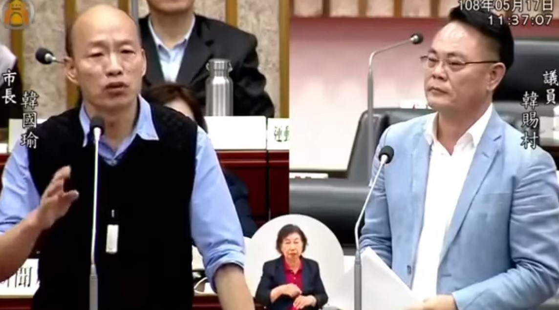 民進黨高雄市議員韓賜村驚傳闖紅燈撞死人，圖為韓賜村質詢高雄市長韓國瑜。 圖：翻攝自韓賜村臉書