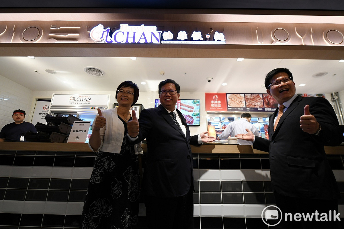 新開幕的美食廣場引進 21家品牌進駐，營業時間為早上6時到晚上11時，但也有1/4店家24小時營業，搭乘紅眼班機的旅客，也可以在半夜享受美食。  圖：林昀真／攝