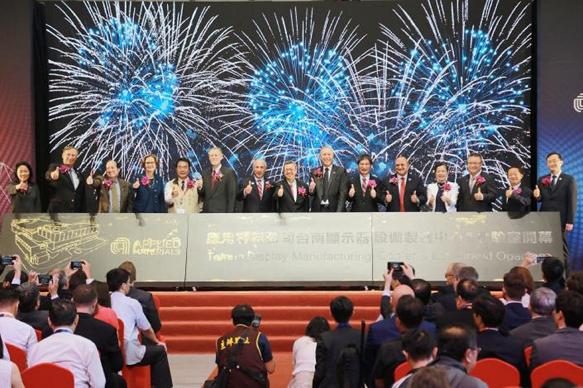 應用材料公司台南第二座顯示器設備製造中心與研發實驗室新廠在台南科學園區舉行開幕典禮，台南市長黃偉哲陪同陳建仁副總統、科技部長陳良基及AIT酈英傑處長應邀出席活動。 圖：黃博郎／攝